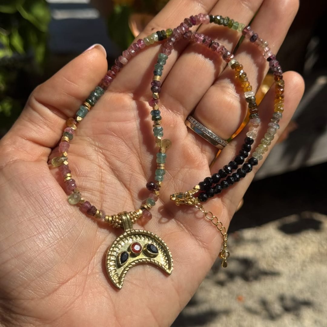 Collar de turmalinas naturales talladas con colgante de luna invertida chapado en oro de 24k.